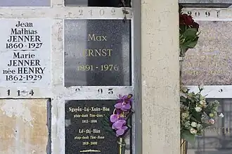 Tombe de l'artiste à Paris au cimetière du Père-Lachaise (columbarium, division 87).