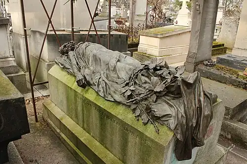 Jules Dalou, Gisant d'Auguste Blanqui sur sa tombe (1885), cimetière du Père-Lachaise (91e&nbsp;division).