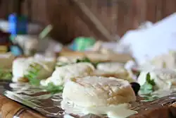 Un plateau de pélardons coulants