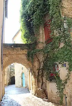 Passage couvert dans une rue de la vieille ville.