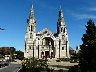La façade sud de l'église Saint-Martin, et son parvis.