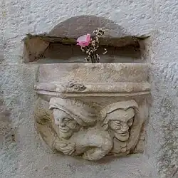 Un bénitier.