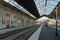 Photo montrant les quais et la grande halle voyageurs de la gare de Périgueux.