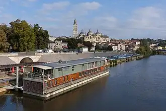 Photo montrant la vue du centre-ville depuis un pont sur l'Isle.