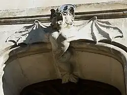 Sculpture mi-chauve-souris mi-sirène, 8 rue Romaine, Périgueux.