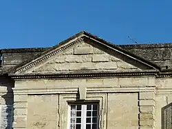 Le fronton de la façade sud.