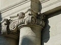 Un des chapiteaux de la façade est.