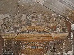 Sculptures en bas-relief.