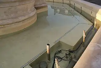 Les pompes de la fontaine de la place Plumancy.