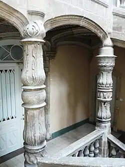 Les colonnes au premier étage.