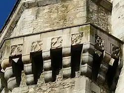 Les mâchicoulis sculptés de la tour.