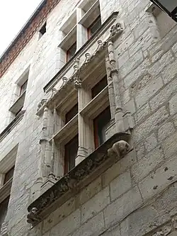 Fenêtre à meneaux, côté rue Éguillerie.