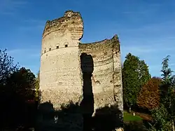 Vue d'une tour cylindrique éventrée sur un cinquième de son périmètre et sur toute sa hauteur