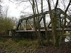 Pont d'environ 20&nbsp;m d'ouverture sur la Somme, entre les deux gares de Péronne.