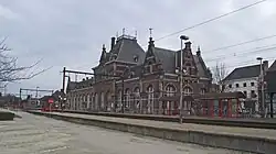 Intérieur de la gare, voies, quais et bâtiment voyageurs