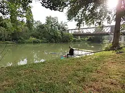 Pêcheur sur les berges de l'Adour à Saint-Sever