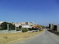 Vue sur le pôle (en chantier) à droite et des logements en construction à gauche.