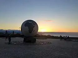 Globe au centre de la place des Émigrants&nbsp;(pt) à Ribeira Grande, Açores