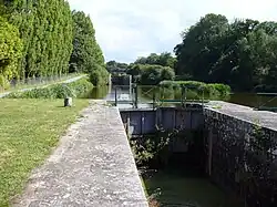 Menguen, écluse no&nbsp;166 du canal.