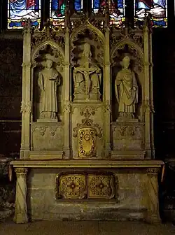 Autel néogothique avec trois statues Saint Vincent, Trinité, Saint Germain, formant retable (XIXe&nbsp;siècle).
