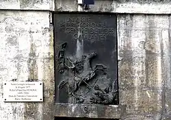 No&nbsp;9 : bas-relief de l'artiste catalan Apel·les Fenosa.