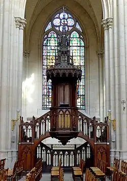 La chaire de la nef principale.