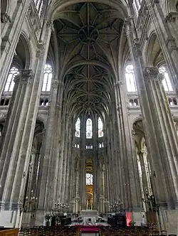 Le chœur vu de la nef.