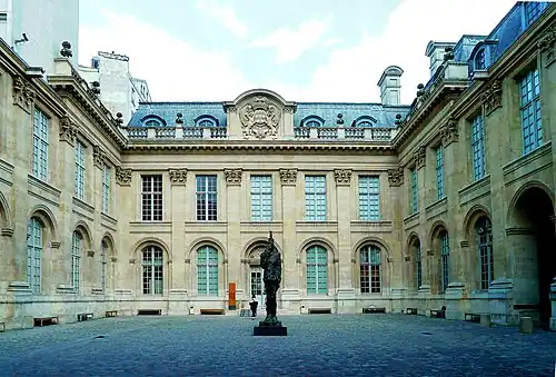Façades sur cour du musée d'Art et d'Histoire du judaïsme.