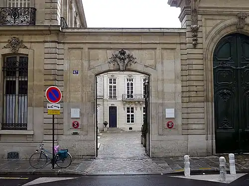 No&nbsp;67 : entrée de l'hôtel de Pomereu (CDC).
