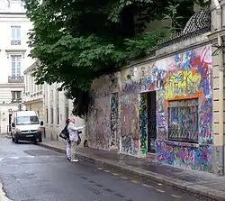 No&nbsp;5 bis, maison de Serge Gainsbourg (en 2011) conservée en l'état par Charlotte Gainsbourg après le décès de son père.