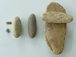 Outils néolithiques : meule à grain, pilons, demi racloir en silex, arrière de hache polie