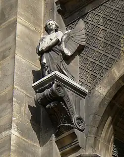 Sculptures des évangélistes avant restauration (Matthieu en archange).