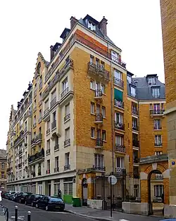 No&nbsp;7, immeuble HBM de la Fondation Rothschild.