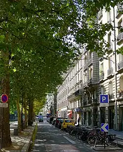 Le long des immeubles.