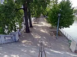 Accès à l'île aux Cygnes par le pont de Bir-Hakeim.