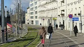 La fin de la rue, vers le viaduc de la RD24 et les voies de la ligne de Paris-Nord à Lille.