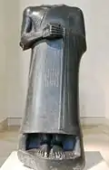 Statue acéphale de Gudea debout, musée du Louvre.
