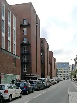 Rue vue en direction du sud ; à gauche, des locaux de l'INALCO et de la BULAC (Pôle des langues et civilisations).