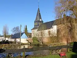 La mare et l'église Saint-Éloi.