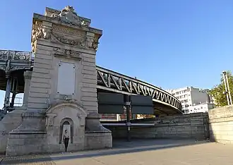 Viaduc d'Austerlitz passant au-dessus du port de la Rapée.