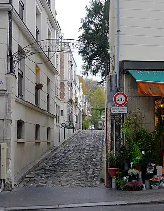 No&nbsp;35entrée de la villa Riberolle.