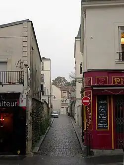 No&nbsp;15entrée de la cité Aubry.