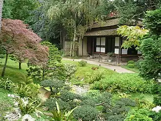 Village japonais verdoyant.