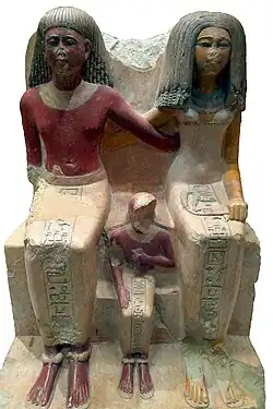 Le prêtre d'Amon, Kaminem, avec sa femme et son  fils (époque de Thoutmôsis&nbsp;III, XVIIIe&nbsp;dynastie) - Musée du Louvre.