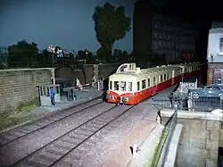 Un train sur la maquette du second étage.