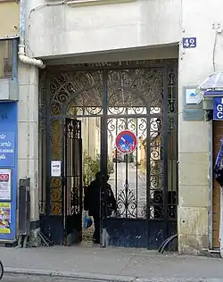 No&nbsp;42, entrée du passage des Deux-Sœurs.