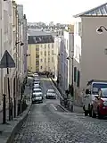 La rue avec sa forte pente.