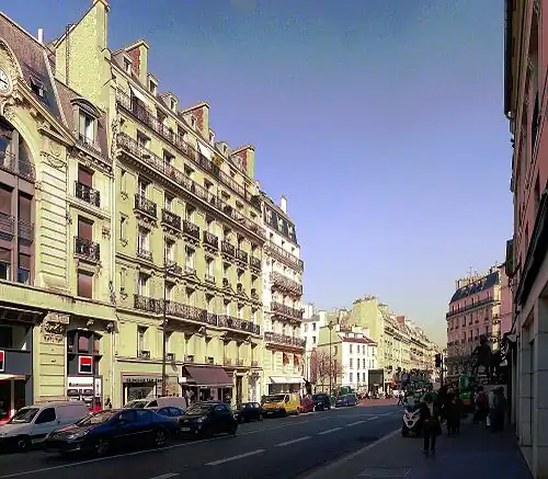 La rue de Sèvres au niveau des numéros 4 et 6.