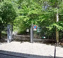 En fin de rue sur la droite, entrée du jardin naturel Pierre-Emmanuel.