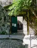 En bout de rue, une des entrées du Père-Lachaise.